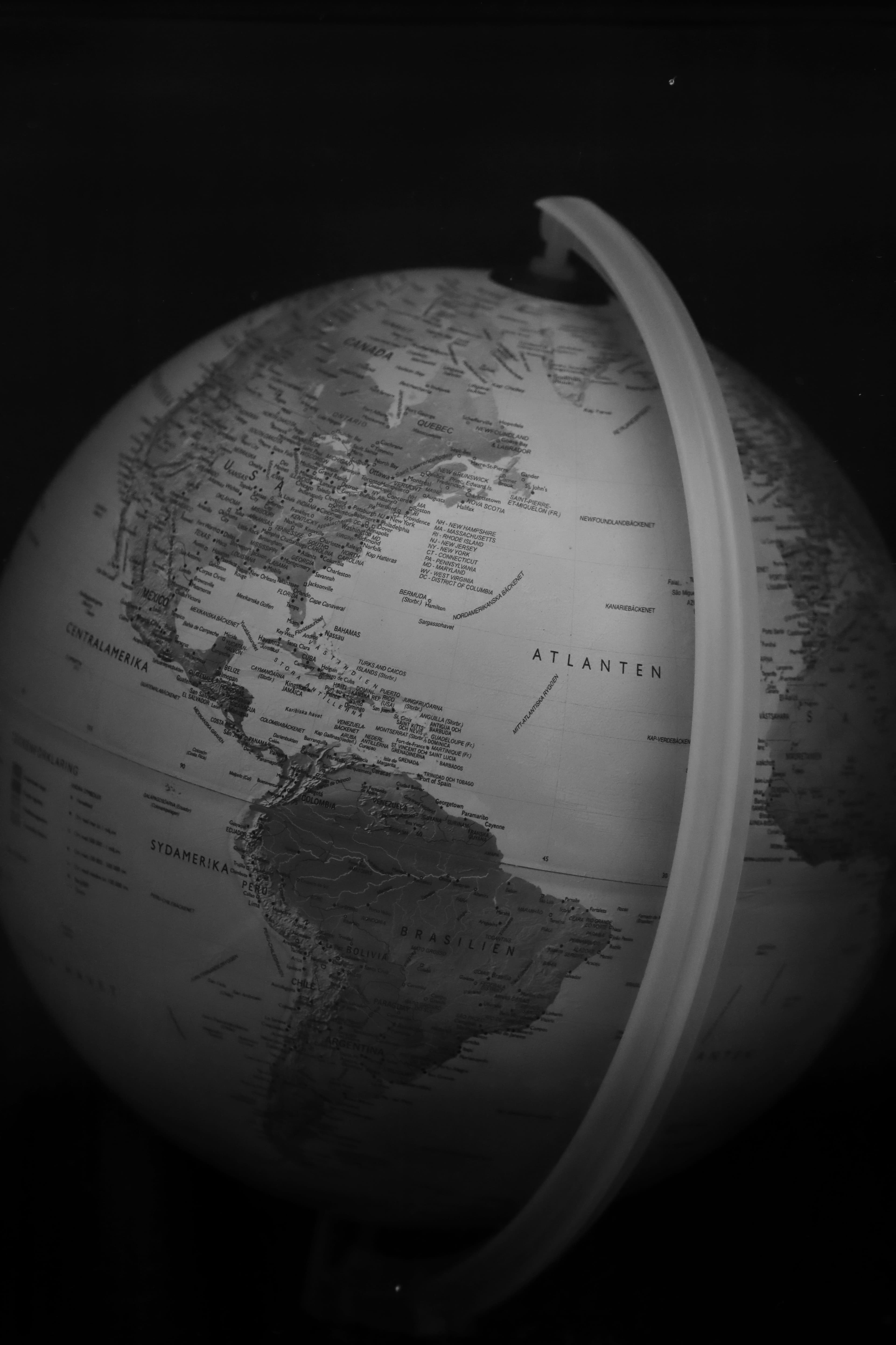 Globo terrestre em preto e branco