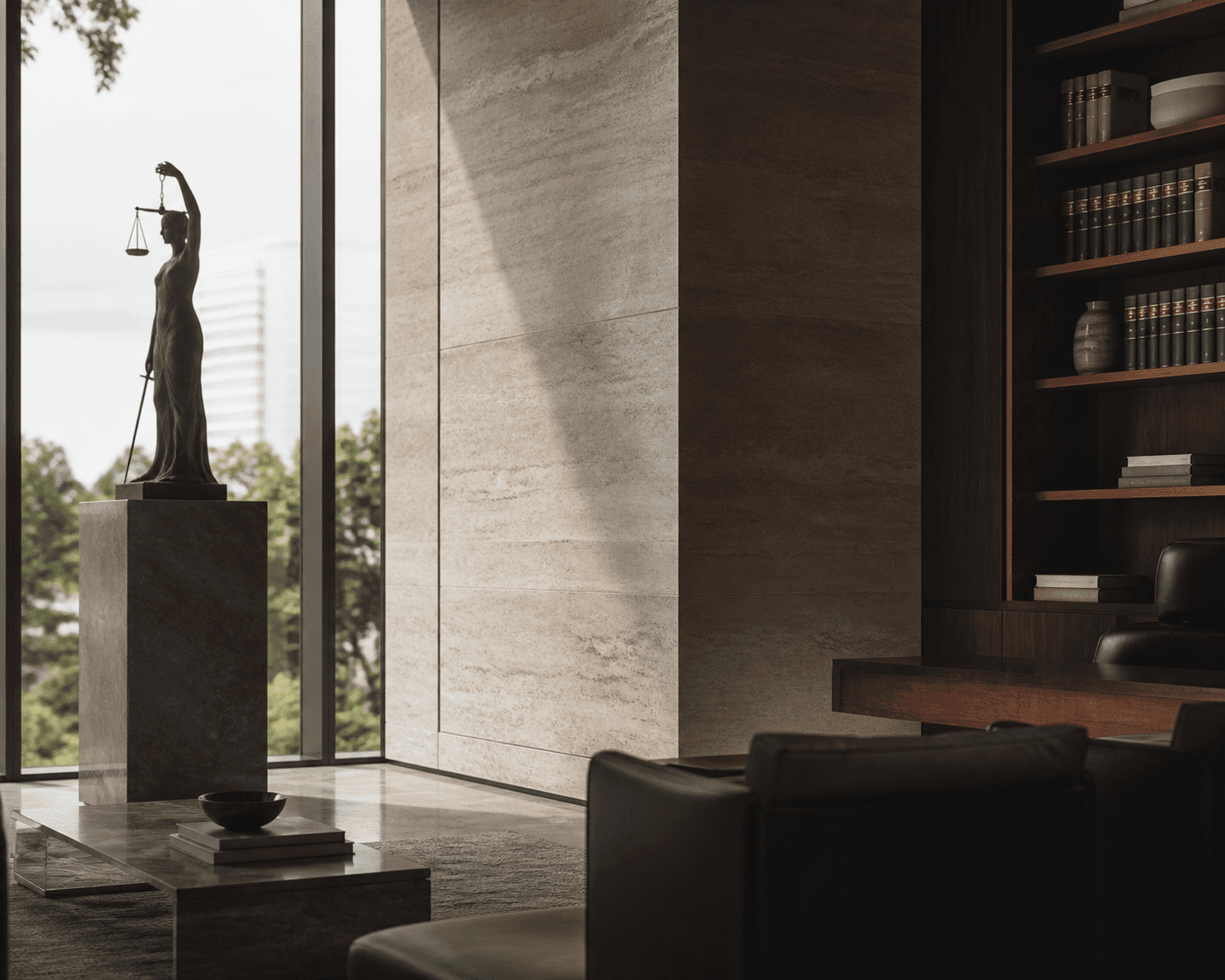 Ambiente editorial de escritório jurídico com escultura de justiça e estantes